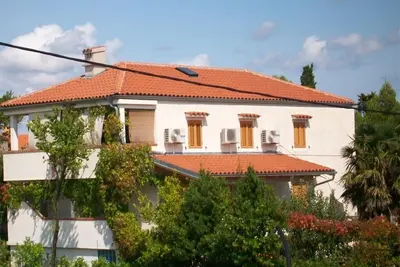 Image de Appartement dans Nerezine avec terrasse, Climatisation, Wifi, Machine à laver (4827-3)