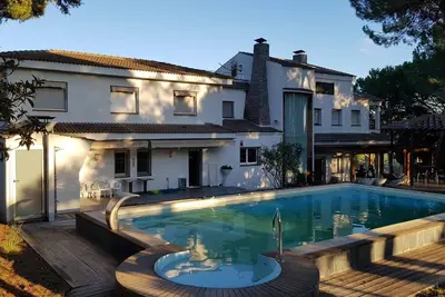 Image de Maison spectaculaire avec piscine, jardin et grands espaces.