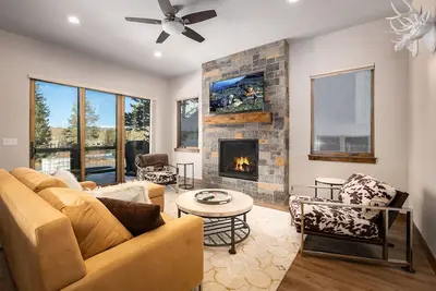 Image de Deming Crossing Duplex Downtown Frisco moderne