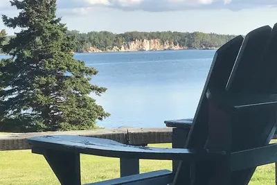 Image de Belle propriété en front de mer avec grande terrasse, un belvédère et un quai privé.