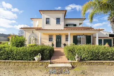Image de Maison spacieuse avec de beaux jardins, piscine privée, table de billard et climatisation.