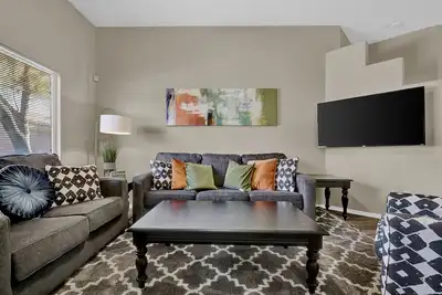 Image de 3 chambres à coucher 2 salles de bains Maison familiale pour 10 lits king à proximité des restaurants sportifs