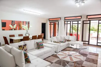 Image de Appt rez de jardin 300m2 4 ch piscine 3 golfs