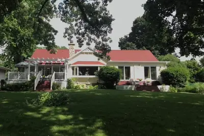 Image de Big and Beautiful Fox Accueil / Bord de l'eau de la chaîne des lacs