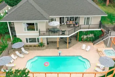 Image de Piscine privée, maison spacieuse avec bain à remous, salle de jeux et vue sur le lac!