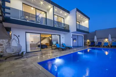 Image de Superbe villa de 3 chambres avec piscine à débordement, piscine intérieure chauffée et superbes vues
