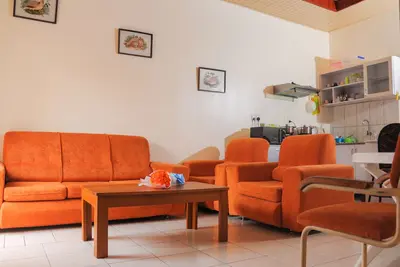 Image de The Orange theory cosy I bedroom apartment 3 min walk to the U. S Embassy