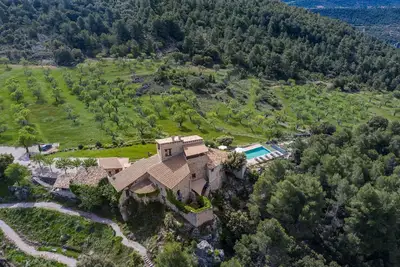 Image de Grande maison de campagne extraordinaire pour les réunions de famille avec le personnel