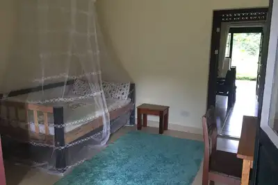 Image de Ben Et Lily Cottages Nakaseke L'hébergement comprend une chambre et un canapé-lit