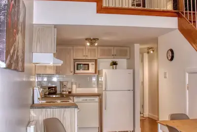Image de Loft de 16 pieds de plafond avec mezzanine, terrasse et stationnement couvert!