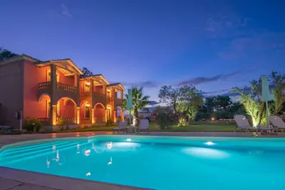 Image de Jumeaux élégantes maisonnettes avec piscine!