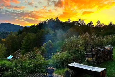 Image de \"Moonlit Chalet est votre location pour vous détendre, jouer et ressentir la magie des montagnes.