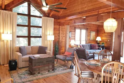 Image de The Log Cabin à Chestatee Point - Lac Lanier, Géorgie du Nord - Parking pour bateaux / véhicules de camping