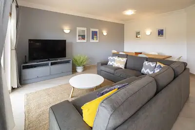 Image de Appartement de luxe de deux chambres avec utilisation gratuite de la piscine, de la salle de sport et du spa