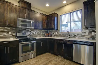 Image de Jacksons Place - Nouvelle maison! Plan d'étage ouvert, cour clôturée, A \/ C, clair et lumineux