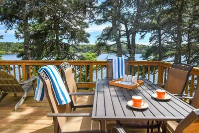 Image de # 629: Emplacement incroyable! Lakefront Living w / Waterside Deck, près du centre-ville!