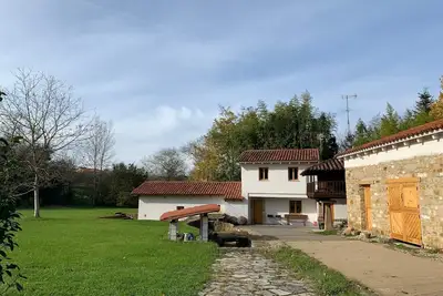 Image de Superbe maison avec un moulin à eau amélioré et une grande pelouse.