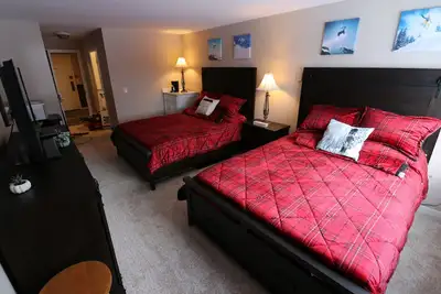 Image de Studio avec deux lits Queen récemment rénové