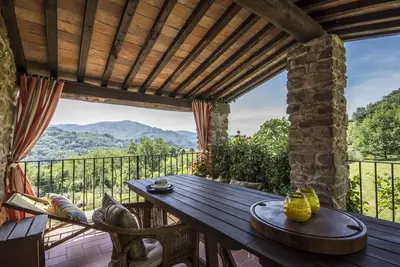 Image de Ferme toscane médiévale avec une vue magnifique