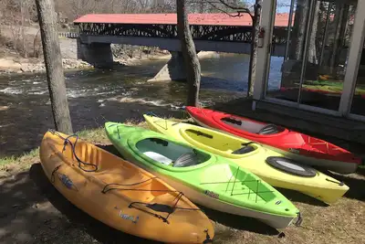 Image de Restez sur la rivière Saco à côté d'un pont couvert