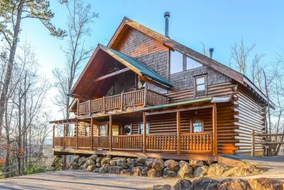 Cabine spacieuse avec bain à remous privé, cheminée, vue et accès à la piscine partagée!