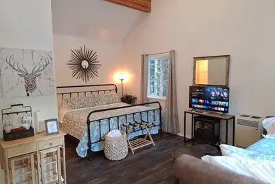 Image de Romantic King Studio Suite - 1 mile to ski