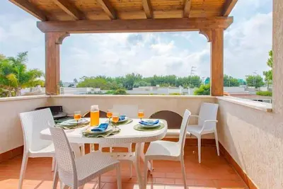 Image de Appartement à 100 mètres de la mer. Jardin, animaux oui. Wifi et parking