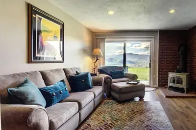 Image de Mis à jour 3 chambres, 2 salles de bain Condo avec de belles vues sur la montagne