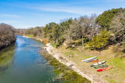 Image de Lazy River Cottage (courte distance en voiture de Baylor, Magnolia et du centre-ville)