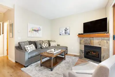 Image de Maison moderne 2br à Whistler Village-bain à remous et piscine