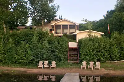 Image de Laurentian Lakeside Cottages - Cottage 55, Notre chalet 4 saisons de 5 chambres à coucher peut accueillir 10 personnes.