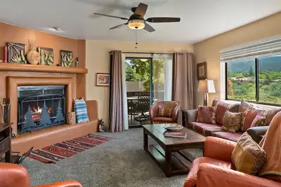 Image de Maison de ville élégante et contemporaine est une maison de ville de rêve pour les golfeurs! Cuivre - S099