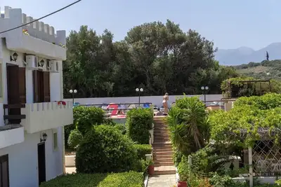 Image de Maison de vacances moderne à Stalos avec balcon