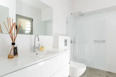 Nouveau 2Bed / 2Bath Center Rothschild