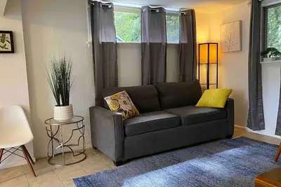 Image de Maison forestière 1. 5 miles du centre-ville, grande valeur!