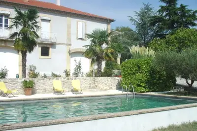 Image de Maison accueillante en pierre naturelle (2-6 personnes), parc bien entretenu avec une grande piscine