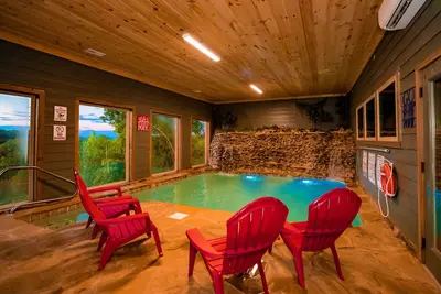 Ridge Top Retreat: piscine intérieure, nouvelle construction (2020), Premier +, emplacement parfait, près de toutes les attractions!