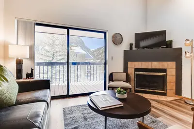 Image de Grande valeur à Frisco, près des sentiers, Mt. Vues royales, Club House avec grill, piscine et bains à remous