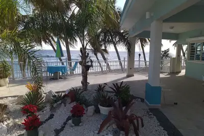 Image de La Vista Del Mar est une nouvelle propriété en bord de mer contenant deux unités privées.