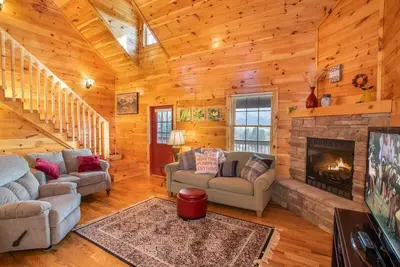 Image de Maison en bois rond 4br, vues à 180 degrés, bain à remous, suite king, près de Boone et attractions