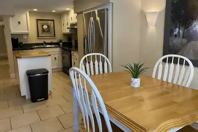 Image de ⭐️ SPÉCIAL Saisonnier⭐️Énorme suite de luxe privée avec cuisine complète et buanderie