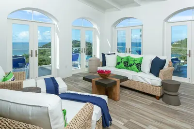 Image de Hawksbill, une sensation de maison de plage moderne de deux chambres avec des finitions haut de gamme