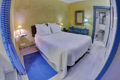 Image de Historic house opposite the mouth of the River Douro.