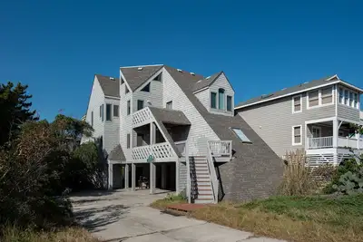 Image de Fun2Sea: Oceanside avec un bain à remous privé, vue sur l'océan, à quelques pas de la plage!