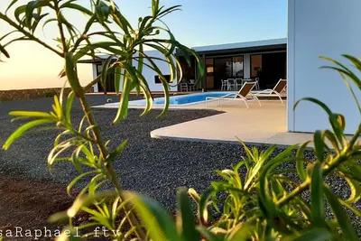 Image de CasaRaphaël : vue volcan, climatisation/chauffage, piscine chauffée, 2km Lajares