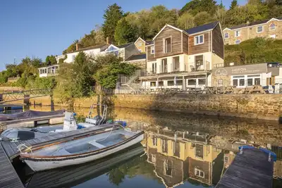 Cette maison de vacances est située au bord de l'eau dans le port de plaisance de Malpas