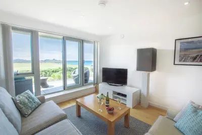 Image de Un superbe appartement au premier étage dans un développement primé à Porth.