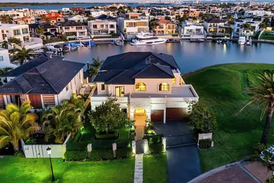 Image de Villa Royal est une maison meublée luxueuse de style château au bord de l'eau.