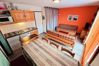 Image de 2 pièces +cabine 6/8 personnes coeur station 42m²