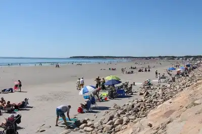 Image de À distance de marche du centre-ville de York Beach, des commerces et de toutes les commodités.